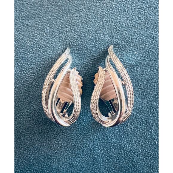 Vintage Sarah Coventry Clip-On Earrings Silver Tone Textured Teardrop Design - Picture 2 of 8